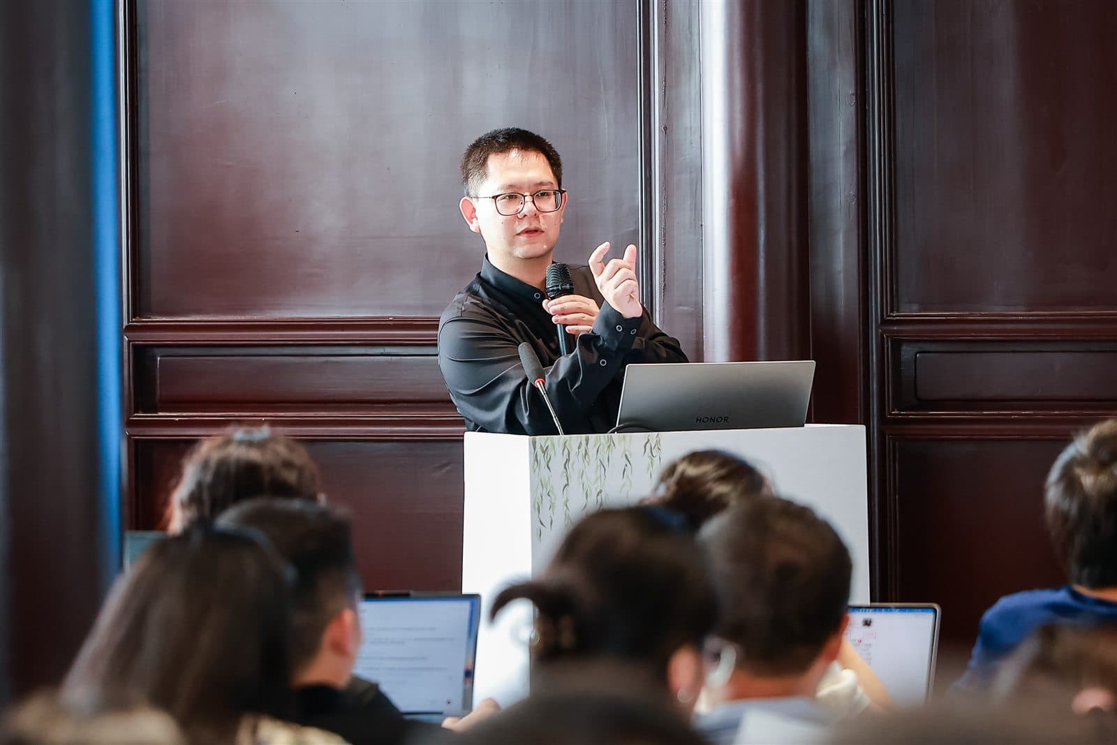 青编荟活动现场,嘉宾主题发言